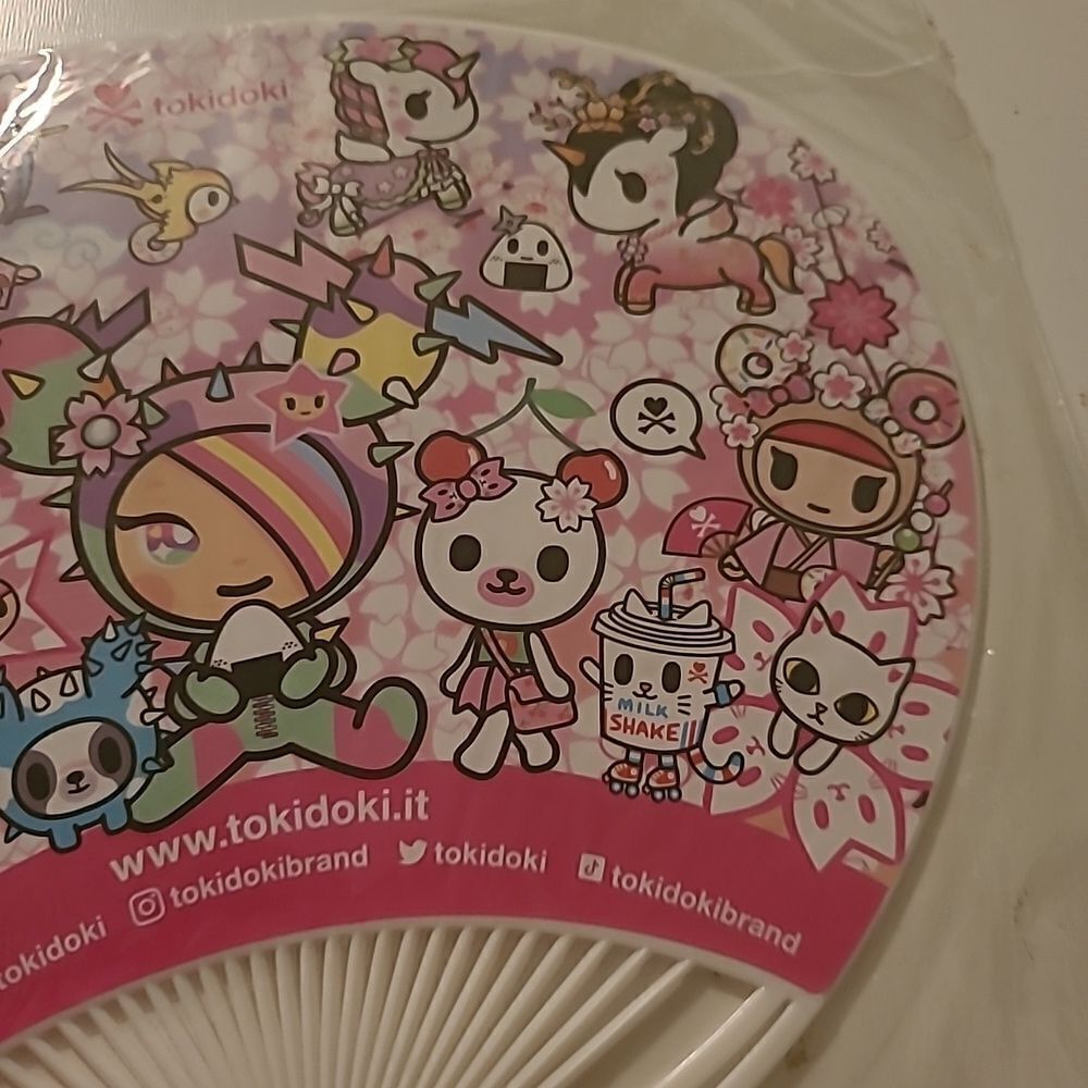 Tokidoki Commi Con 2022 Fan - Picture 5 of 9